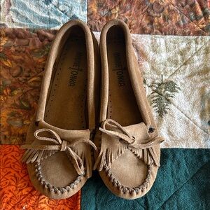 Minnetonka Kids Tan Suede Fringe Moccasins with Bow